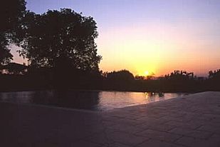 vista della piscina al tramonto