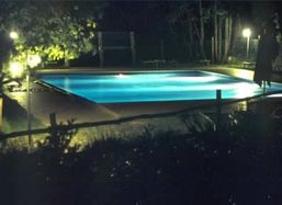 la piscina illuminata la sera